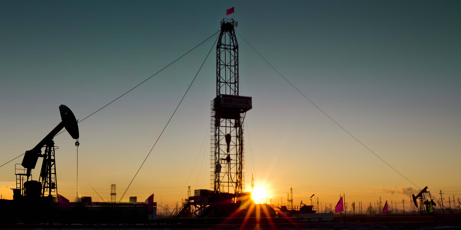 追求卓越，奉獻(xiàn)社會，拼搏進(jìn)取，勇創(chuàng)輝煌